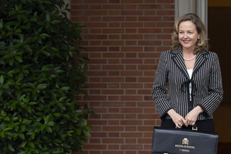 Calviño pide a Casado que deje de «perder el tiempo» con «discusiones» políticas