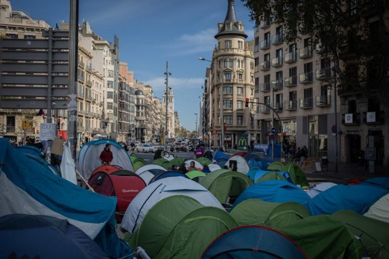 La Guàrdia Urbana desaloja a los acampados en plaza Universitat (Cataluña)
