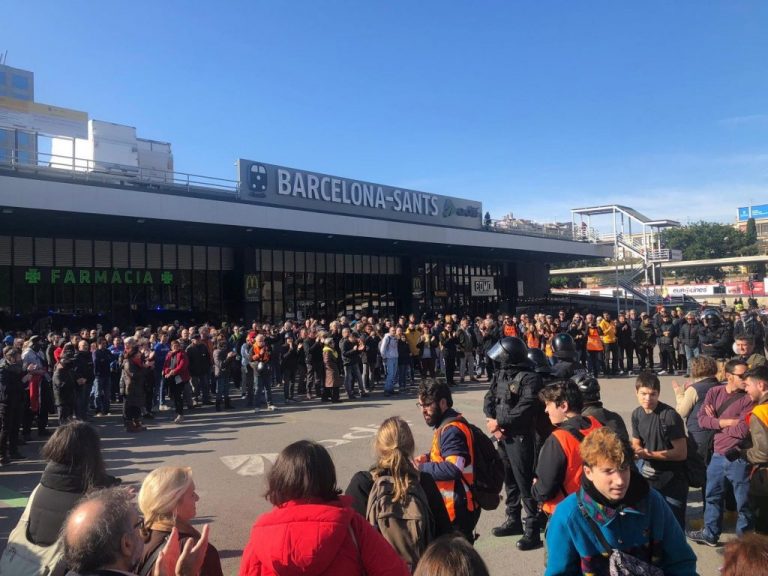 Casi 1.000 personas se concentran frente a la estación de Sants en Barcelona