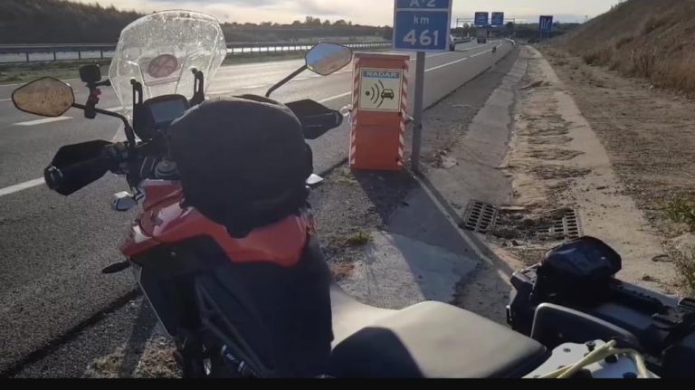 La chapucera caja de radar vacía de la Generalitat atada con una cadena