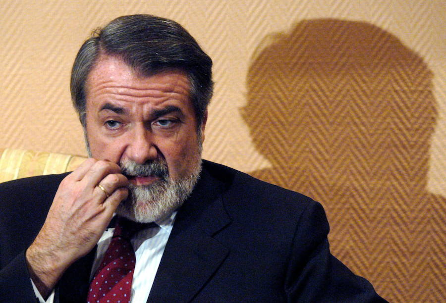 Mayor Oreja, de la conspiración del 'procés' a la poligamia 5 Moncloa Exministro del PP