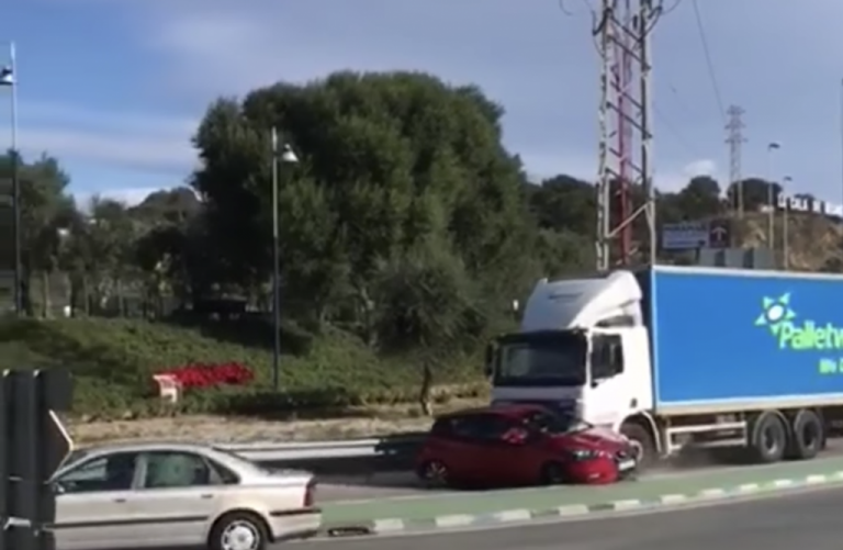 Un camionero arrastra en Mijas el coche de una extranjera con ella dentro