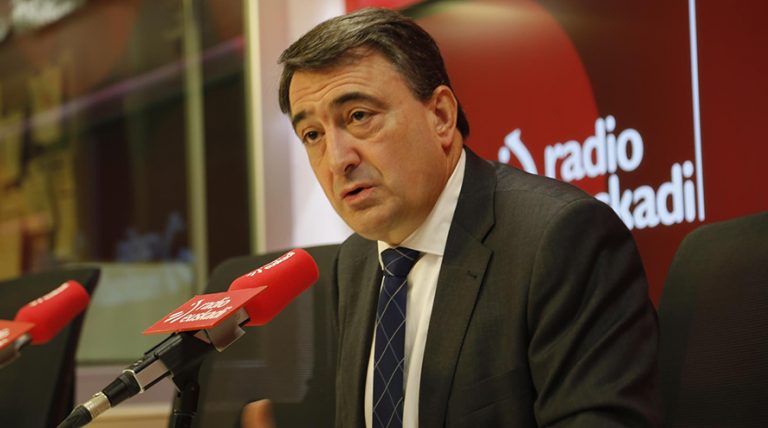 Esteban asegura que conversaciones con PSOE «van bien»