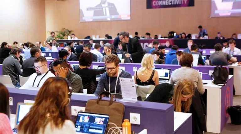 El MWC mantiene a empresas y hoteleros en vilo por la tensión política