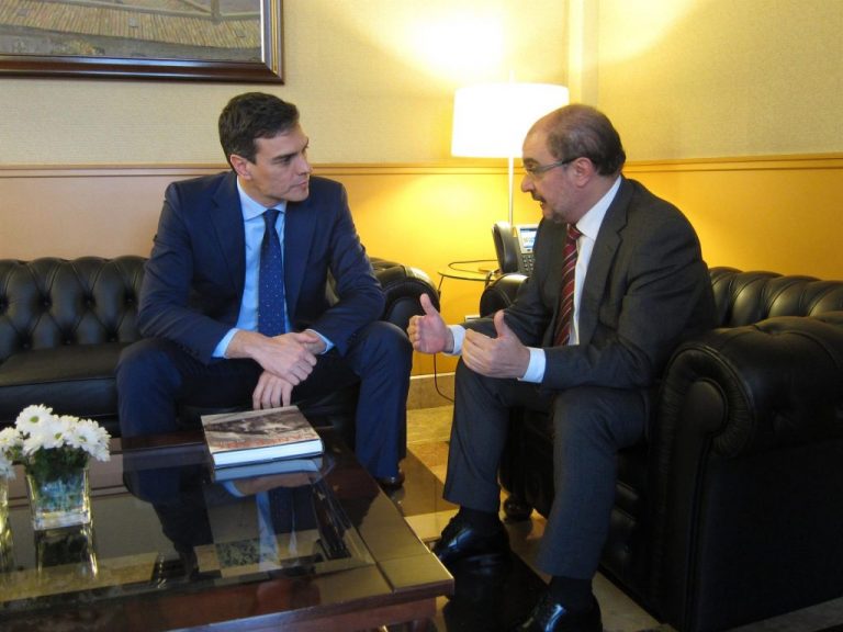 Sánchez tranquiliza a sus críticos en el PSOE: no se saldrá de la Constitución