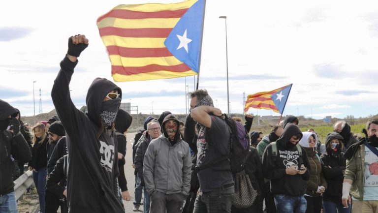 La AEPD propone multar a ‘El Salto’ con 5.000 euros por desvelar la infiltración de policías en movimientos sociales