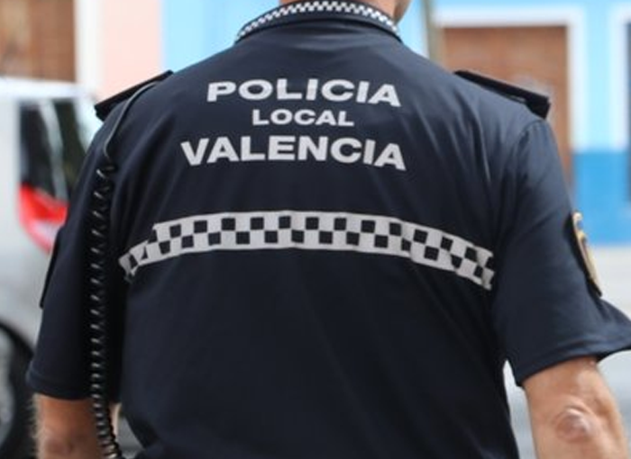 Valencia: Encuentran a una niña de 5 años andando por la autovía 1 Moncloa Una niña de 5 años es encontrada en Valencia andando sola por la autovía