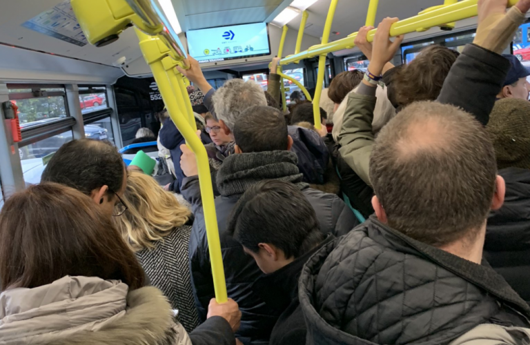 Garrido convierte la EMT en una «lata de sardinas» tras cerrar la línea 4 de Metro
