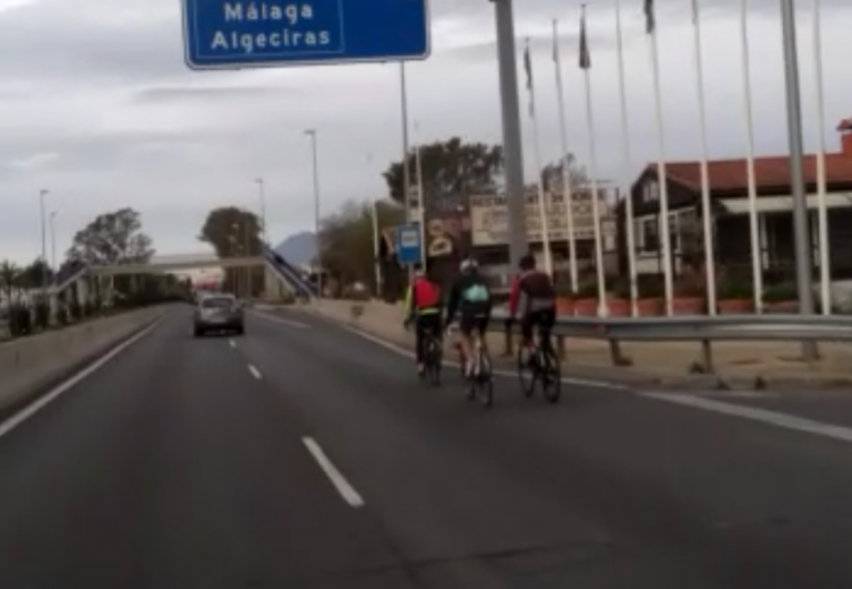 El peligroso deporte de la autovía de Málaga: ciclismo por la A-7