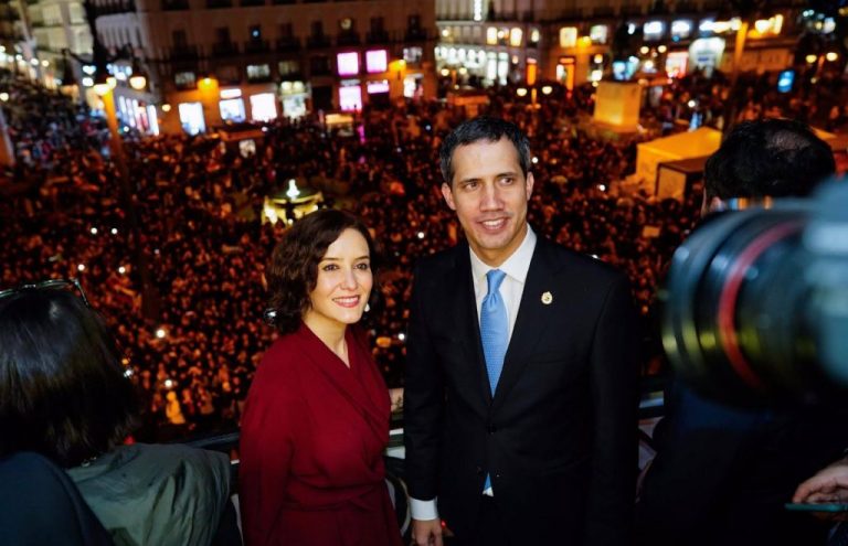 Díaz Ayuso ataca a los “amigos del chavismo” en España al condecorar a Guaidó