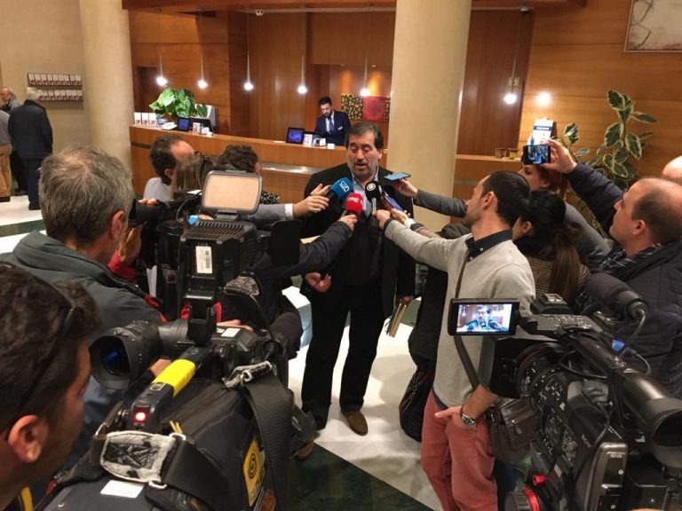 Los críticos de Cs reprochan las maniobras de la Gestora en favor del continuismo