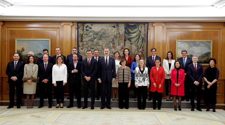 El Gobierno de Sánchez promete lealtad al Rey y a la Constitución