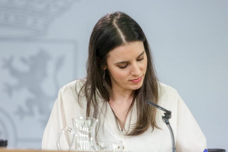 Montero reafirma el «compromiso» de derogar la reforma laboral junto al PSOE