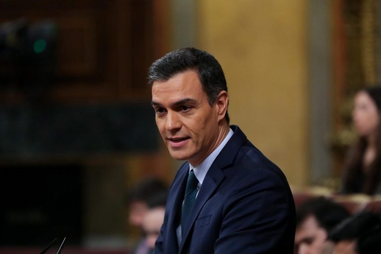 Sánchez sólo supera por un voto los rechazos a su investidura y deberá esperar al martes