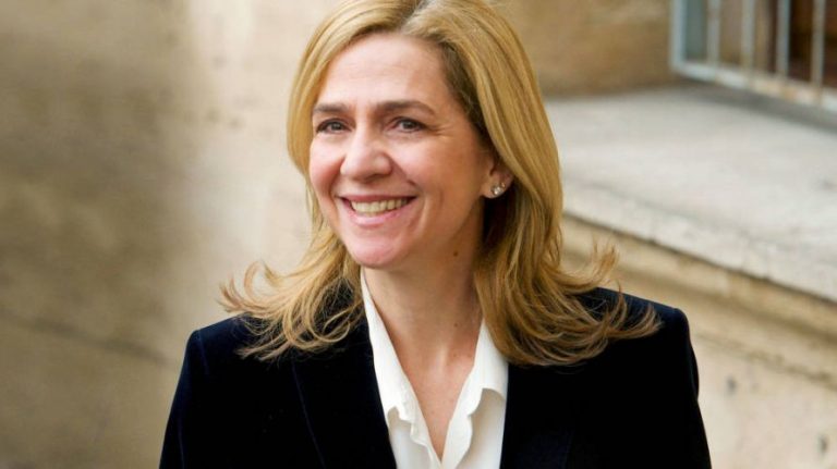 La infanta Cristina deja de trabajar en La Caixa: así ha sido su vida laboral