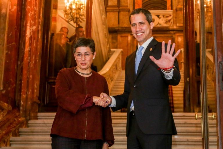 La ministra de Exteriores recibe a Guaidó en la Casa de América