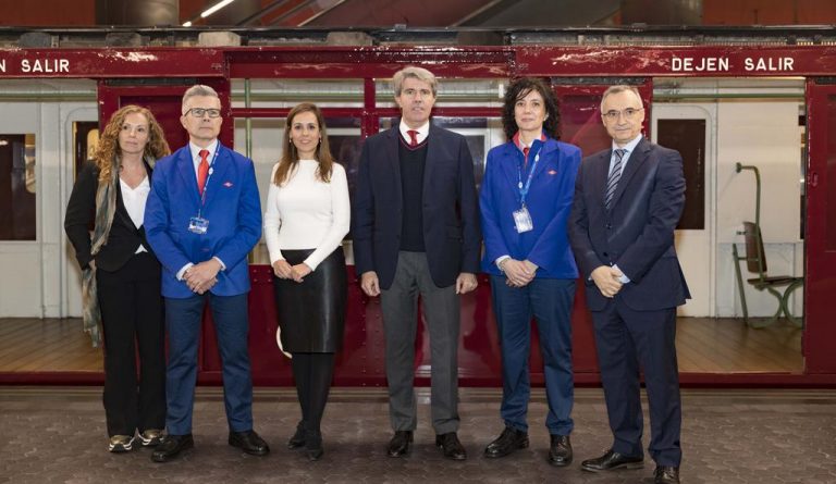 Garrido se gasta dos millones en vestir a los empleados de Metro como en ‘Cuéntame’