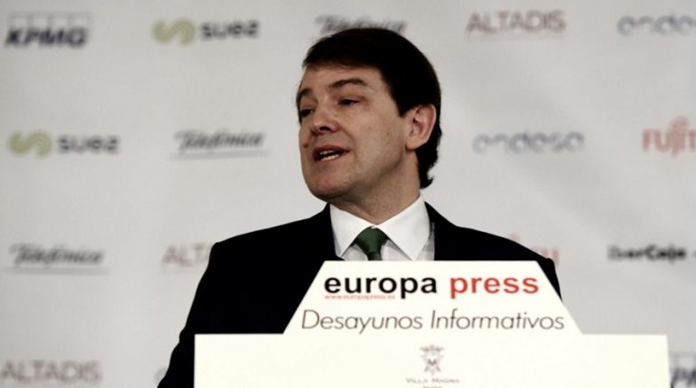 Mañueco (CyL) exige a Sánchez que no rompa la Constitución