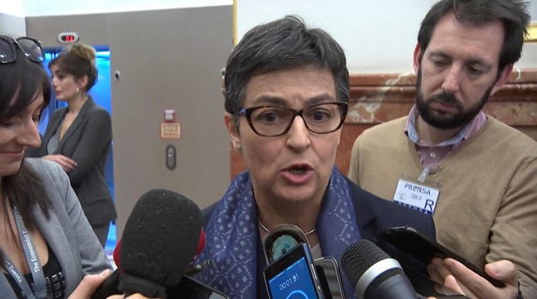 González Laya dice que el viaje de los Reyes a EEUU sigue en pie «de momento»