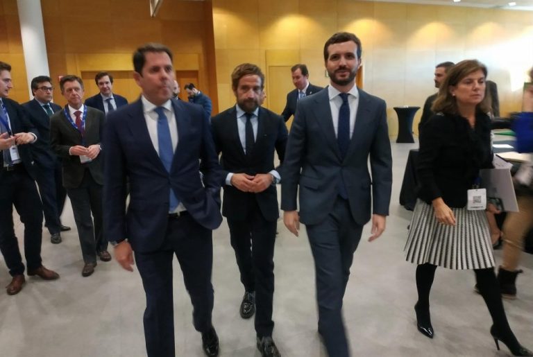 Casado pide a Sánchez cancelar la cita con Torra porque daña la «imagen» de España