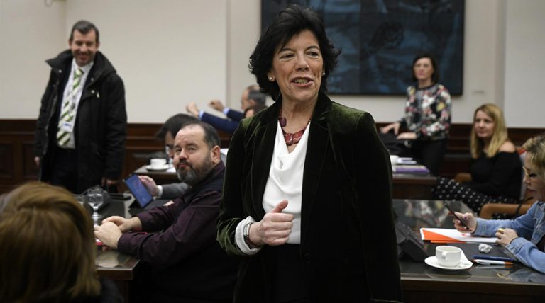 Celaá rebajará a 5 la nota para acceder a las becas universitarias