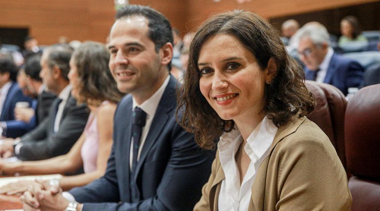 Ayuso culpa del problema educativo de los jóvenes al uso de los móviles