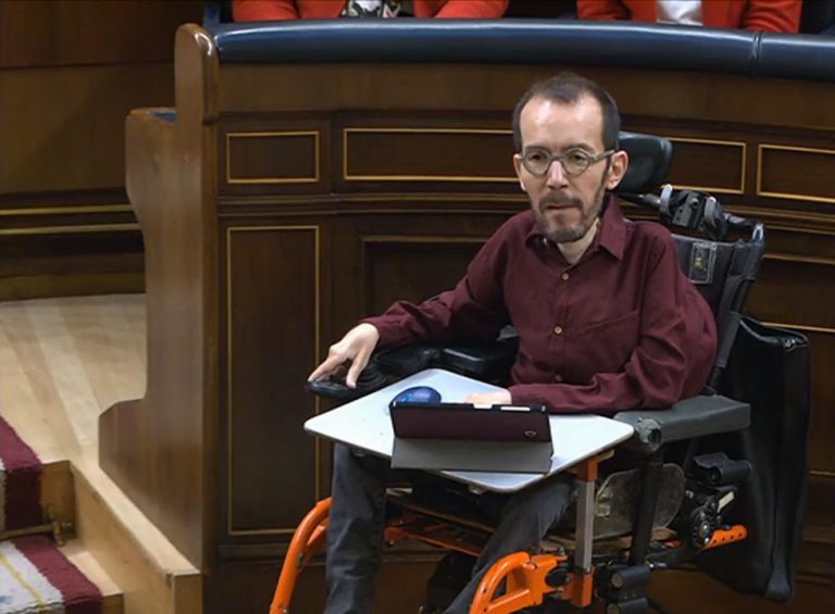 La excusa irreal de Echenique: no le dio la mano a la Infanta Sofía