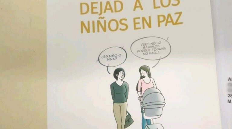 HazteOir le entrega a Ayuso más de 125.000 firmas a favor del pin parental