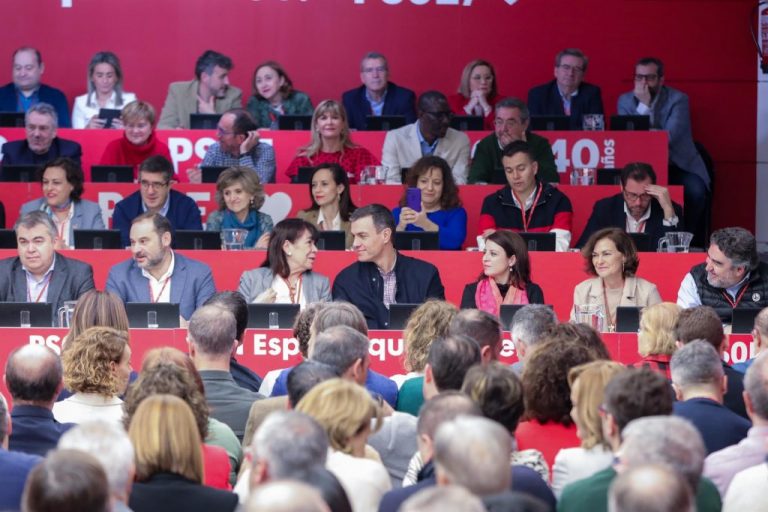 El PSOE defiende el diálogo con Cataluña con los reproches de Page