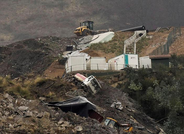 El vertedero de Zaldibar, investigado por un delito ambiental y laboral 1 Moncloa La empresa propietaria del vertedero de Zaldibar, investigada por un delito laboral y otro ambiental