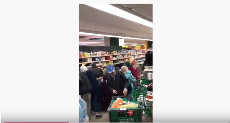 El vídeo que indigna en las redes: un grupo arrasa con las existencias de un supermercado El vídeo que indigna en las redes: un grupo arrasa con las existencias de un supermercado