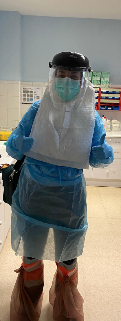 De pandereta: Así tienen que trabajar los médicos y sanitarios contra el coronavirus 4 Moncloa traje