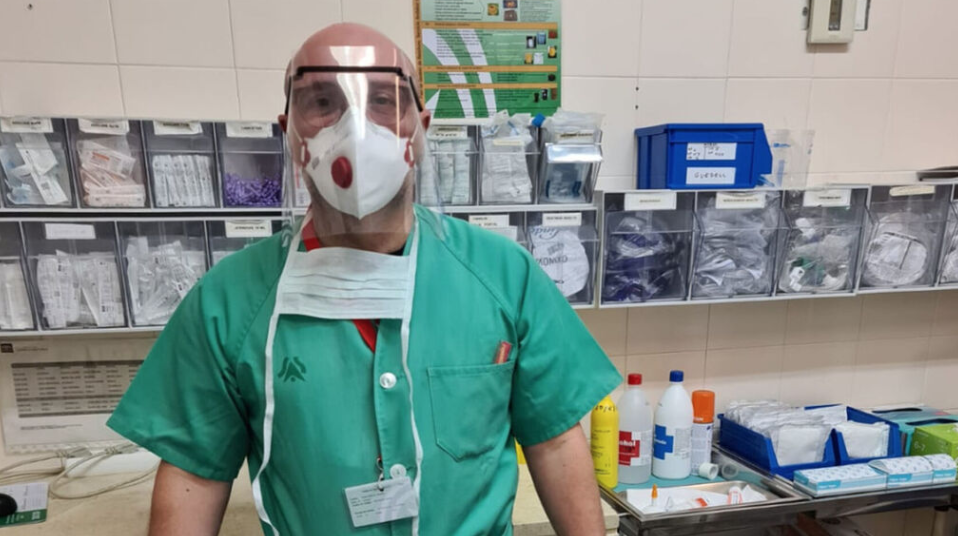 De pandereta: Así tienen que trabajar los médicos y sanitarios contra el coronavirus 8 Moncloa visera