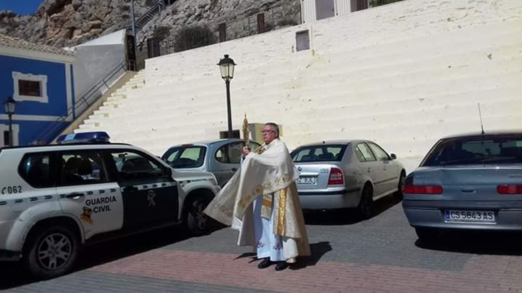 El cura de Sax que bendice su pueblo escoltado por la Guardia Civil 2 Moncloa cura