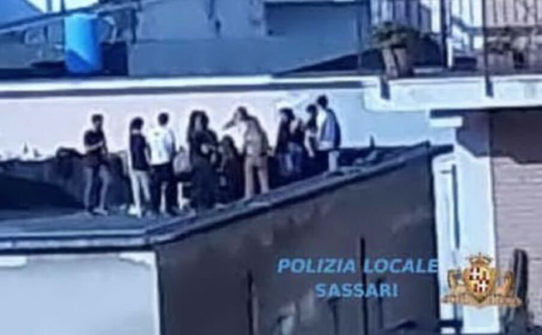 Así la lían los españoles en Italia: fiesta en una azotea en la cuarentena
