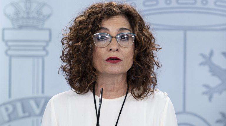 Montero promete que ninguna administración se quedará sin liquidez