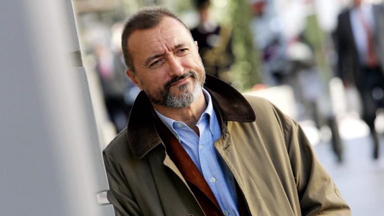 Arturo Pérez-Reverte la vuelve a liar: revuelve Twitter con su comentario