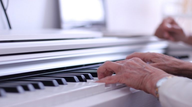 Así toca el piano una anciana de 90 años que padece de Alzheimer