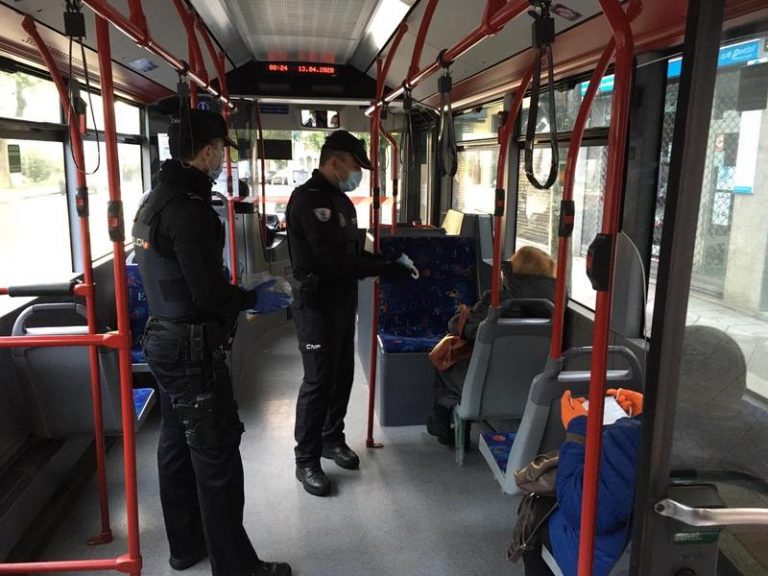 Sindicatos de Policía se quejan de tener que repartir mascarillas en Galicia