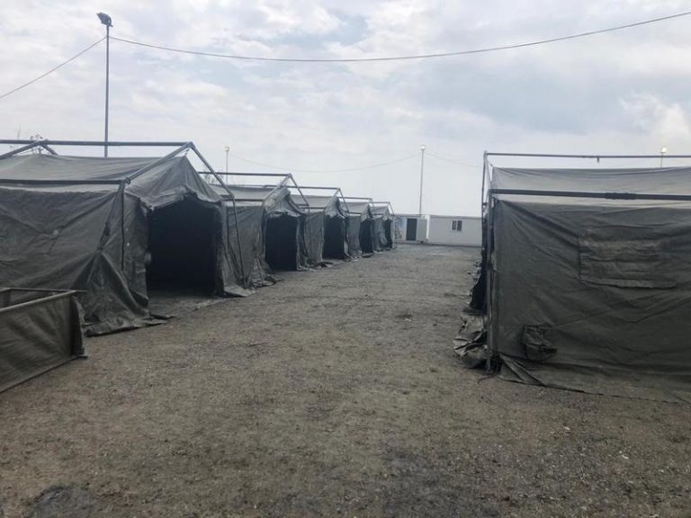 El Ejército de Tierra instala tiendas y literas para descongestionar un centro de menores de Ceuta
