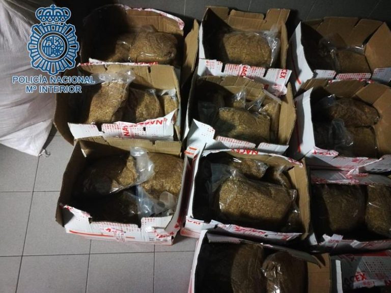 Detienen a un joven que «simulaba una mudanza» para pasar tabaco de contrabando en Sevilla