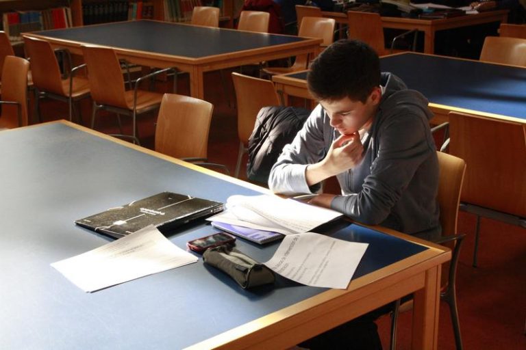 El Gobierno quiere rebajar este año los requisitos académicos para  las becas