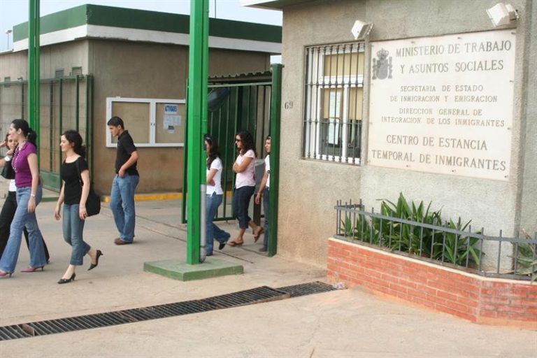 Menores de 14 años internos en los CETI de Ceuta y Melilla pasearán acompañados de personal de Cruz Roja