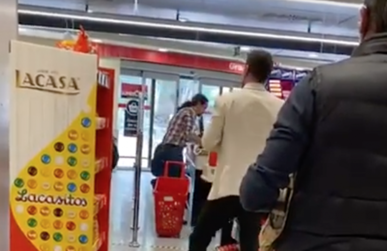 El vídeo que indigna a las redes: Iglesias y un escolta en el Supercor sin mascarilla El vídeo que indigna a las redes: Iglesias y un escolta en el Supercor sin mascarilla