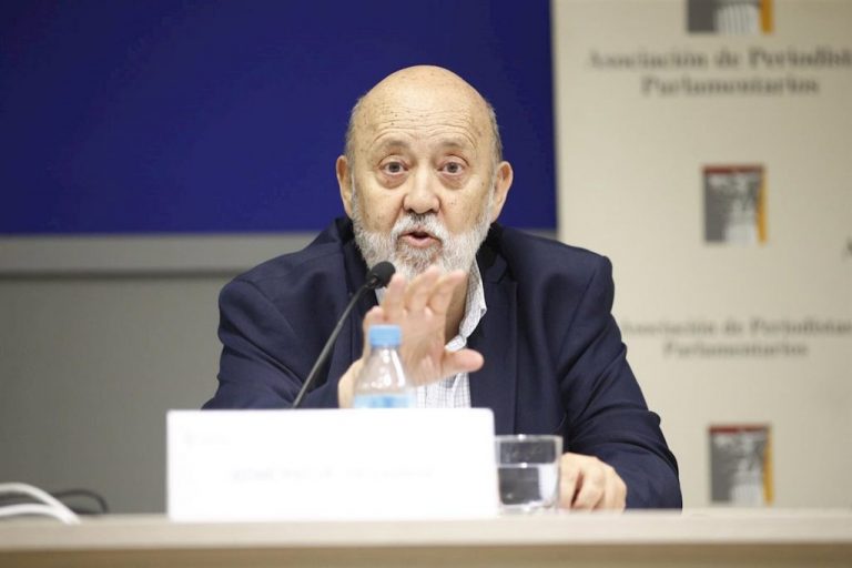 Denuncian a Tezanos por delito contra derechos los individuales y malversación por la última encuesta del CIS