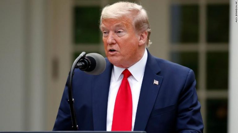Ingresan a 100 personas en el hospital por los pésimos consejos de Trump