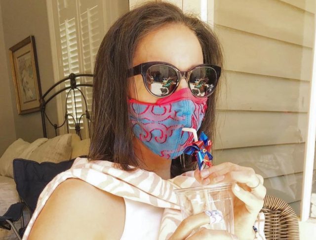 Así es la mascarilla más ingeniosa: control remoto y perfecta para comer 1 Moncloa mascarilla pajita