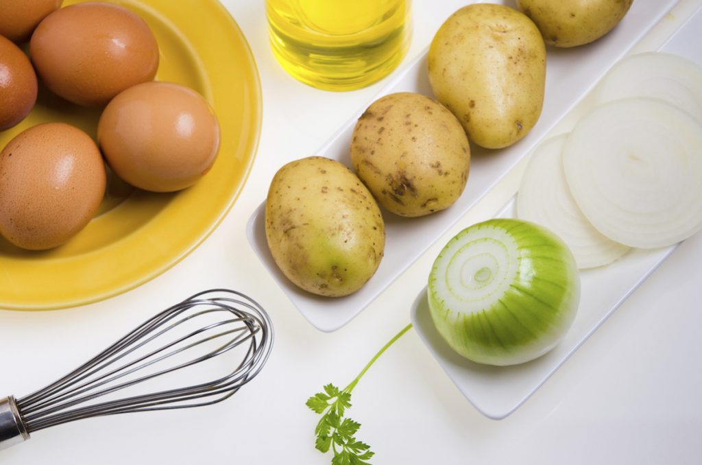 Los secretos de Chicote para elaborar una tortilla de patatas bien jugosa