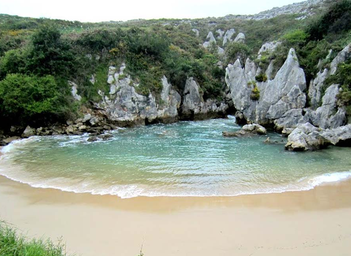 La playa de Gulpiyuri, una de las playas más raras de España