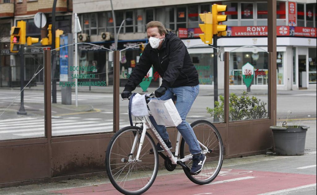 ¿Es obligatoria la mascarilla si voy en coche, moto, bici o patinete eléctrico? 6 Moncloa Uso de la mascarilla en bicicleta